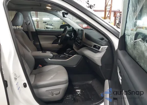 2021 Toyota Highlander Xle z USA, uszkodzony, nr VIN 5TDHZRBH0MS139869